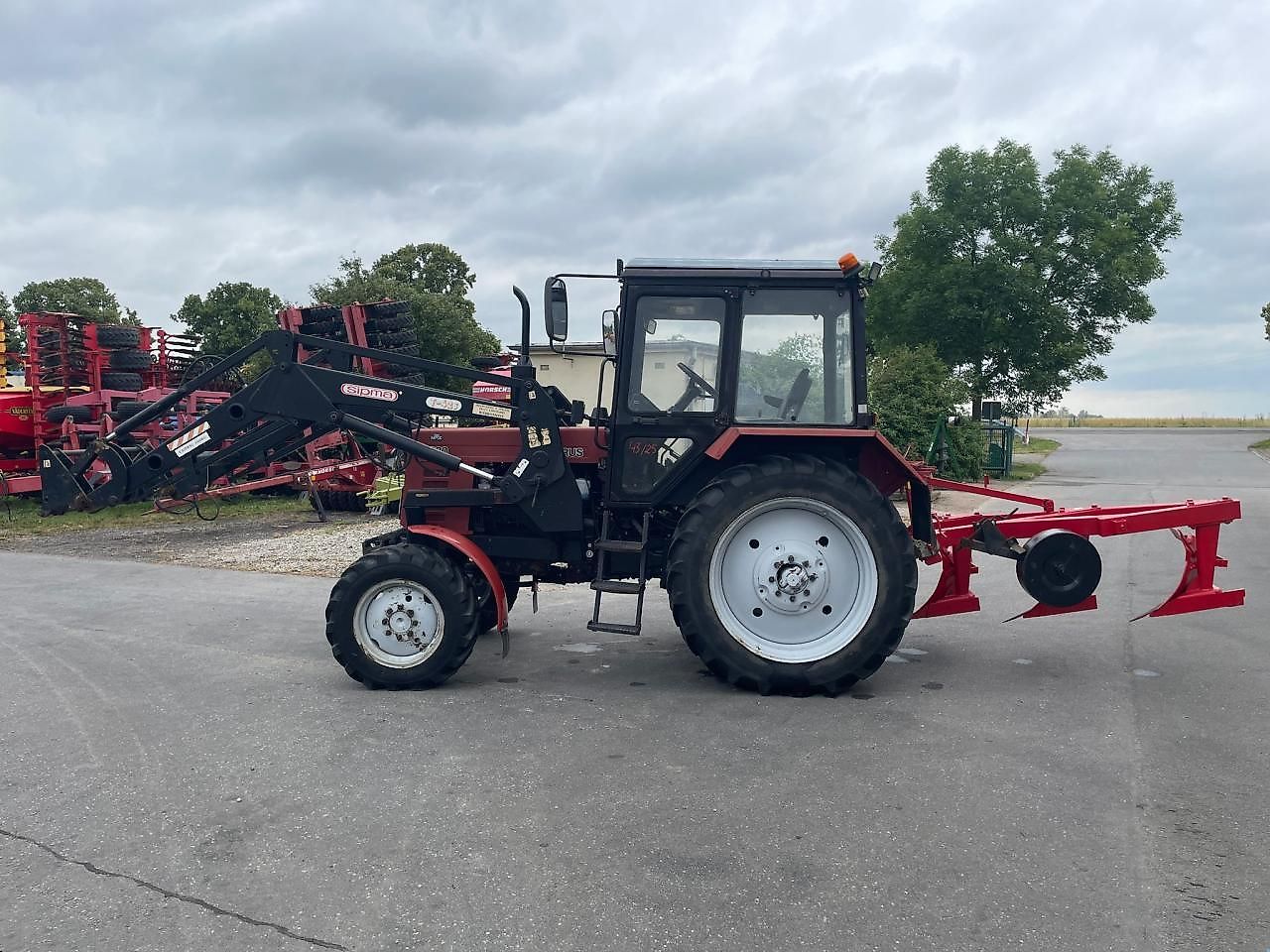 Tracteur Bélarus MTS 820 + FL + Charrue à betteraves 3 socs
