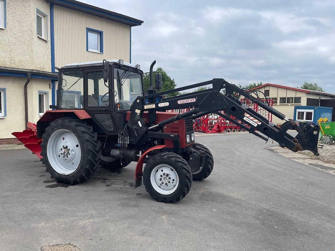 Tracteur Bélarus MTS 820 + FL + Charrue à betteraves 3 socs