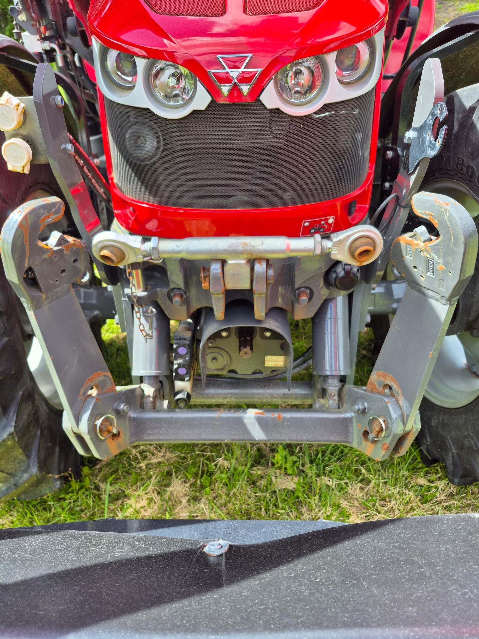 Trator Massey Ferguson 5713S 2018