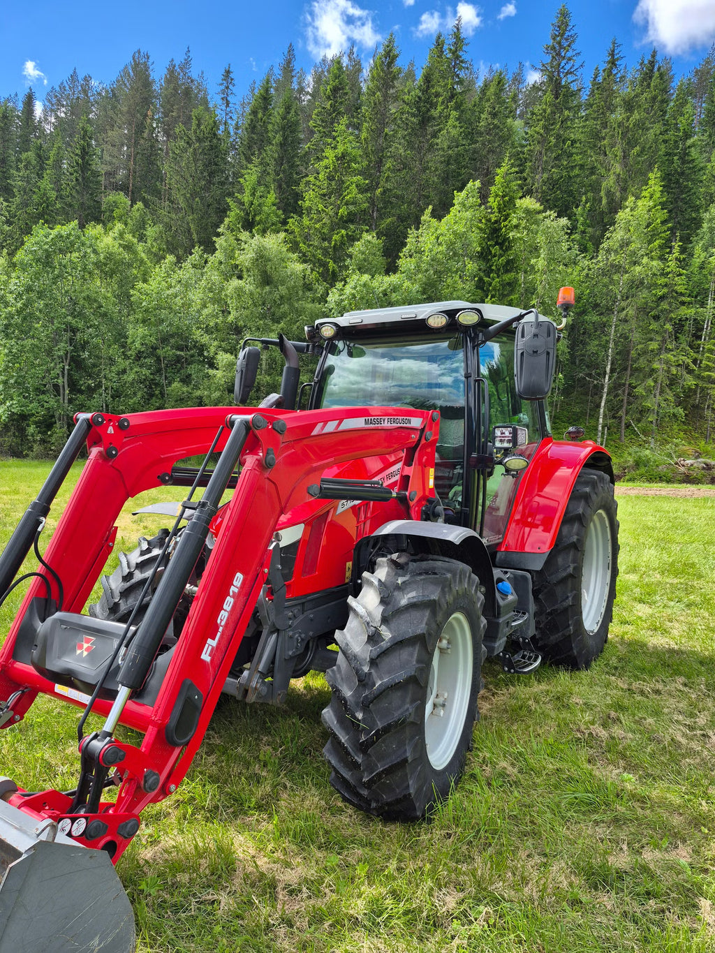 Trator Massey Ferguson 5713S 2018