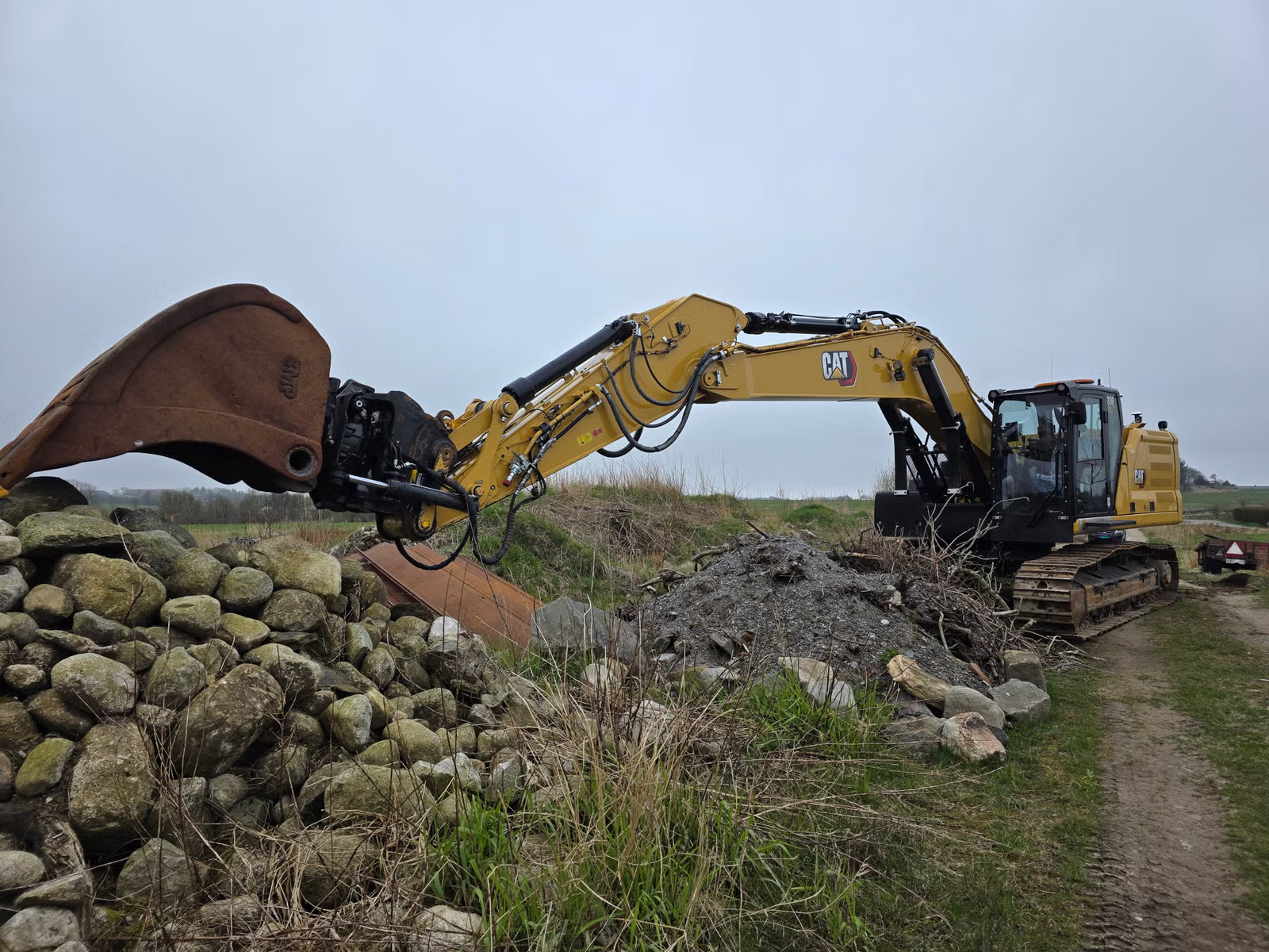 Pelle Cat 330 NG + Radiocommande