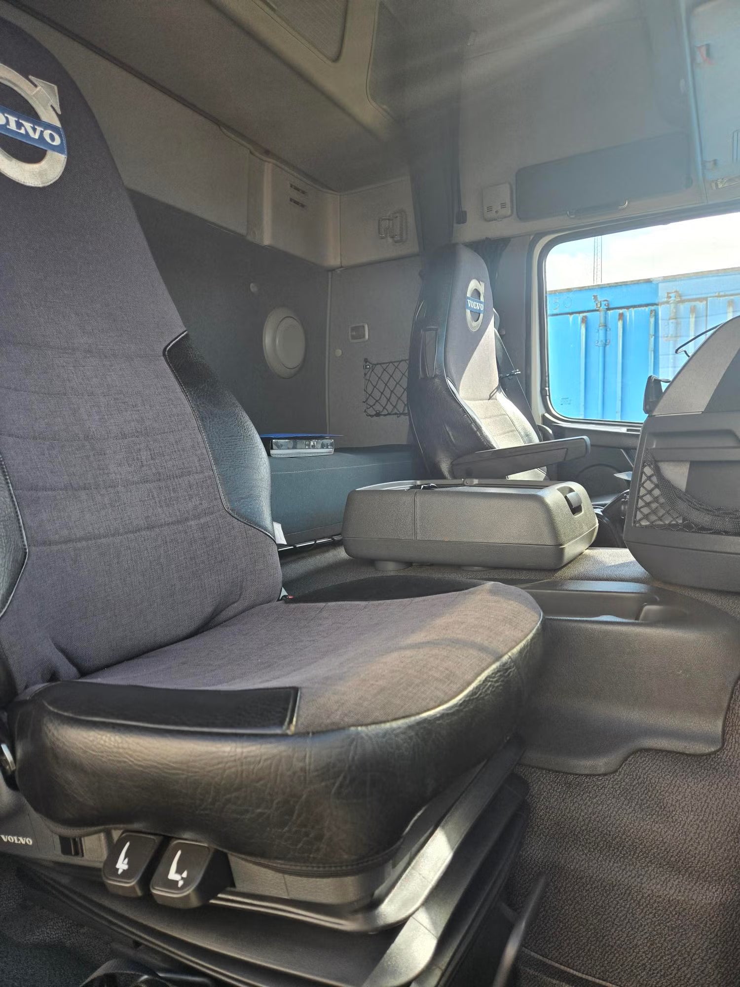 Camion Volvo FM330 4x2 - Ouverture latérale complète