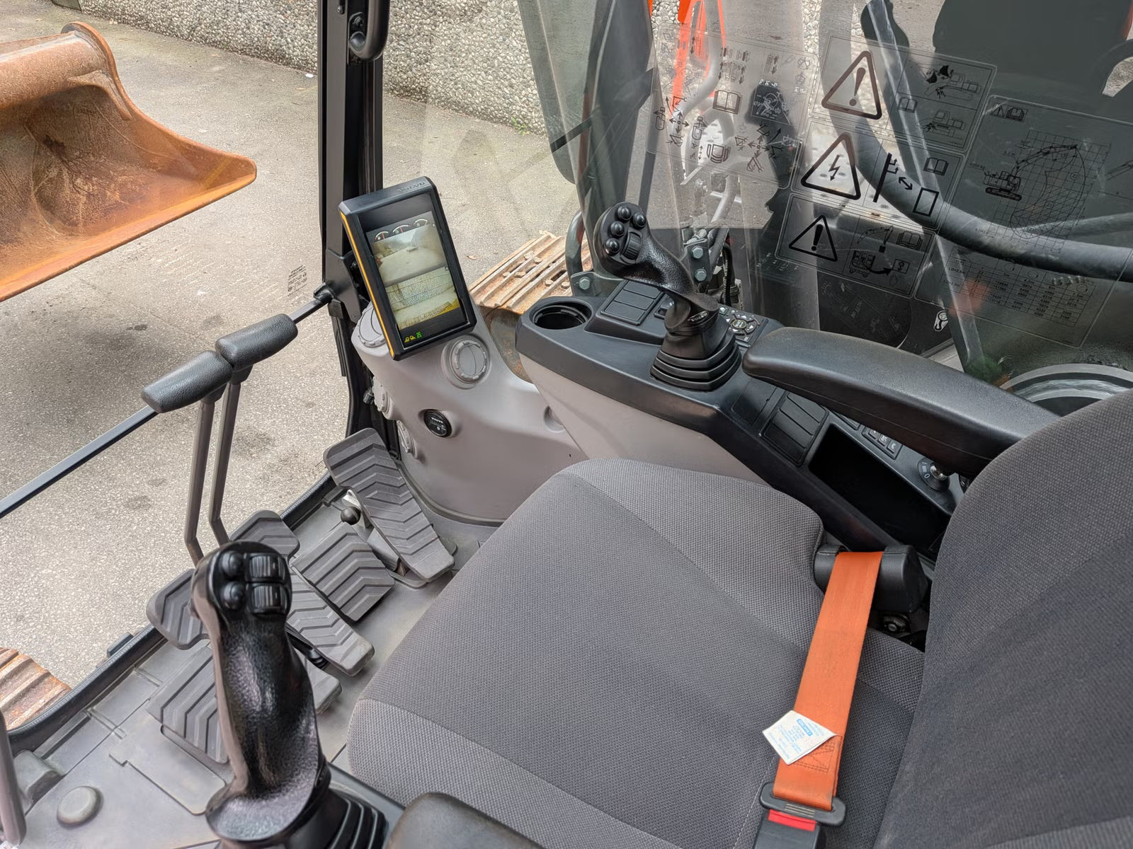 Pelle Volvo EC200E