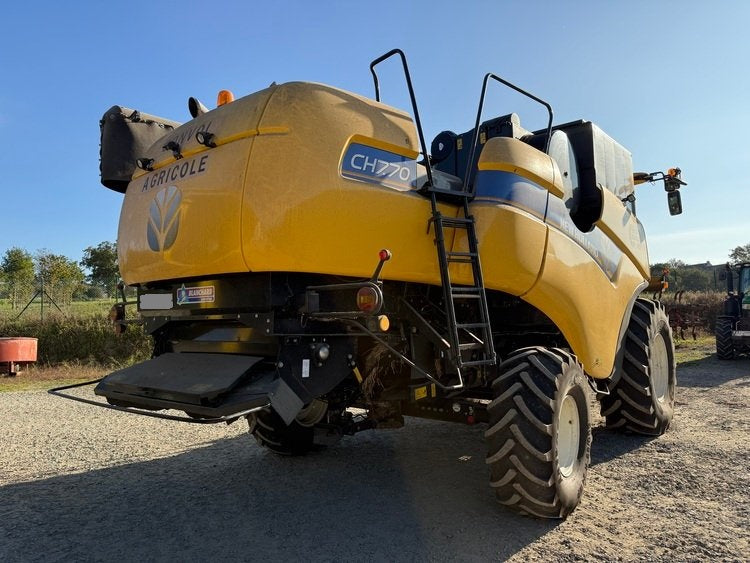 Moissonneuse-batteuse New Holland CH 7.70