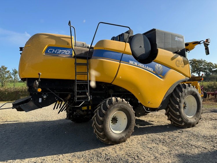Moissonneuse-batteuse New Holland CH 7.70