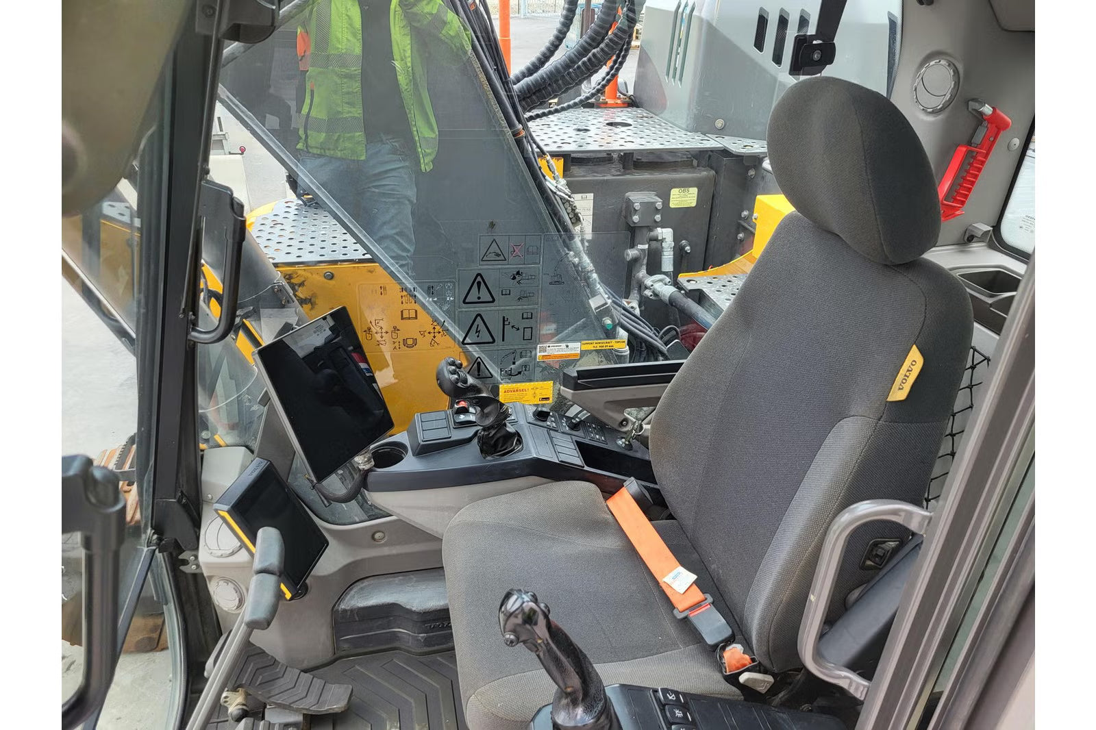 Pelle Volvo ECR235EL