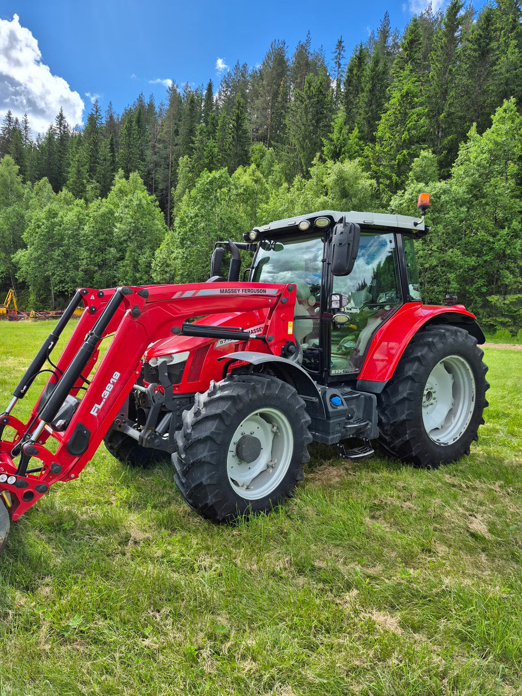 Trator Massey Ferguson 5713S 2018