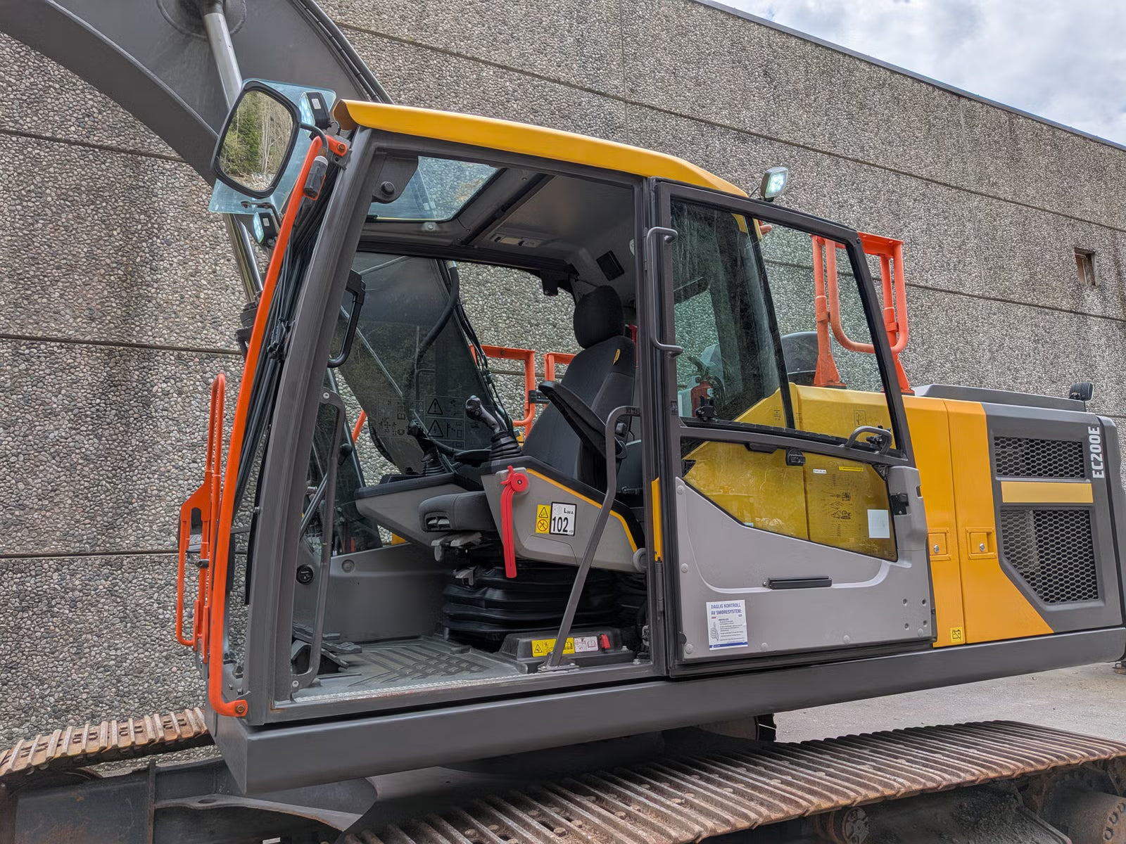 Pelle Volvo EC200E