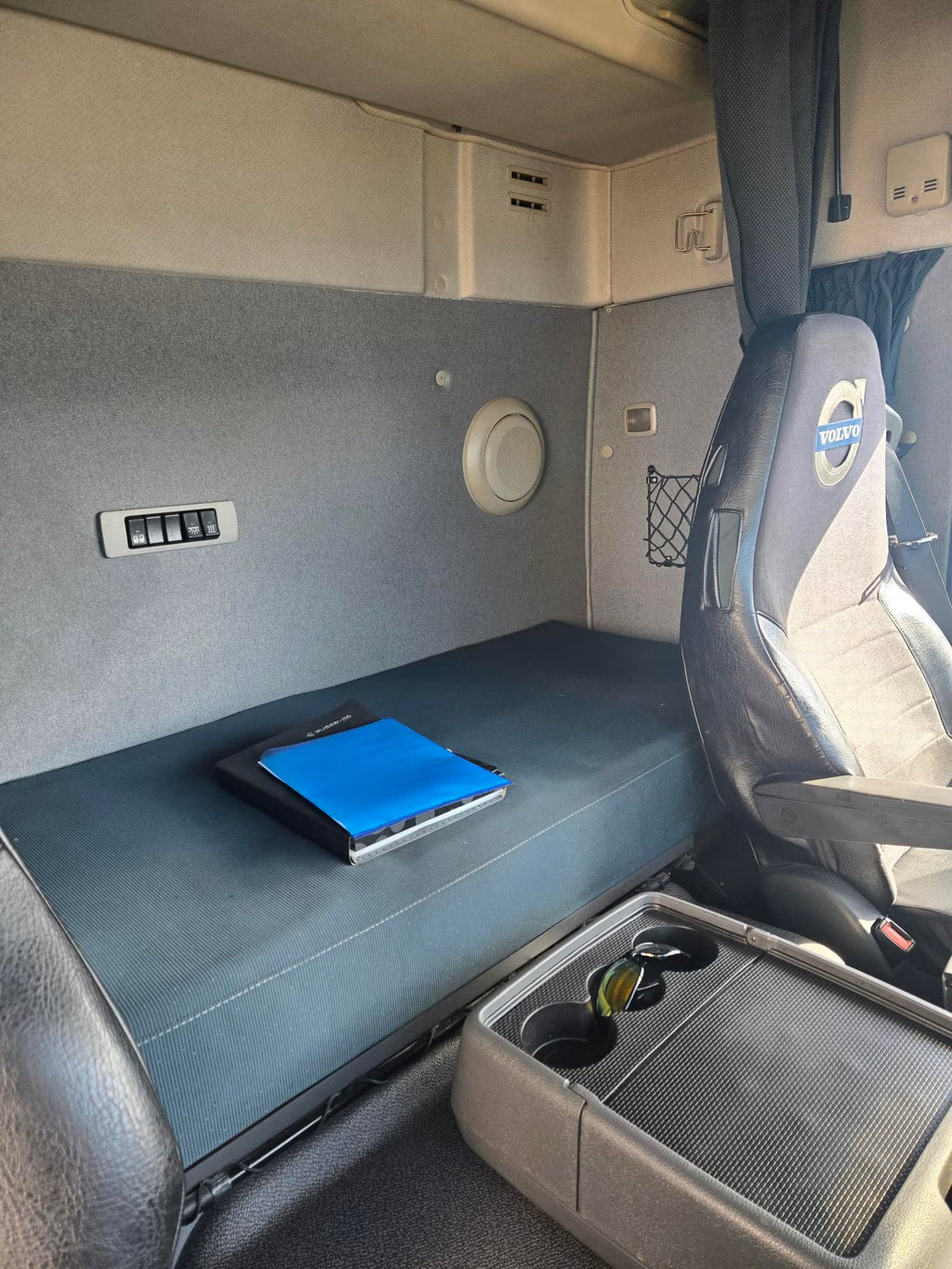 Camion Volvo FM330 4x2 - Ouverture latérale complète