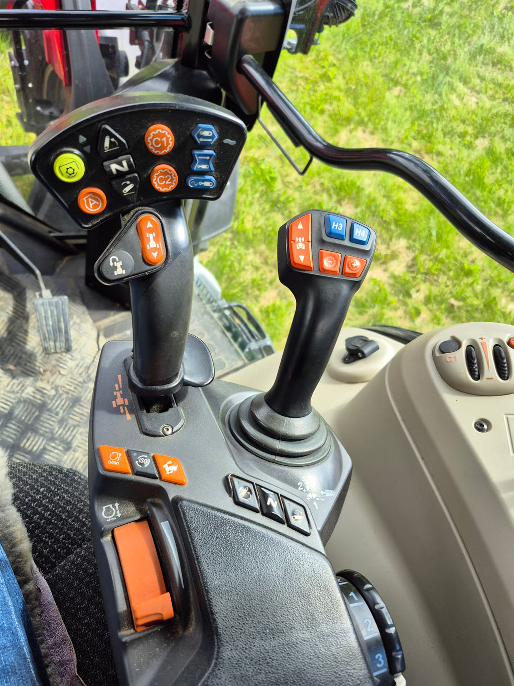 Trator Massey Ferguson 5713S 2018