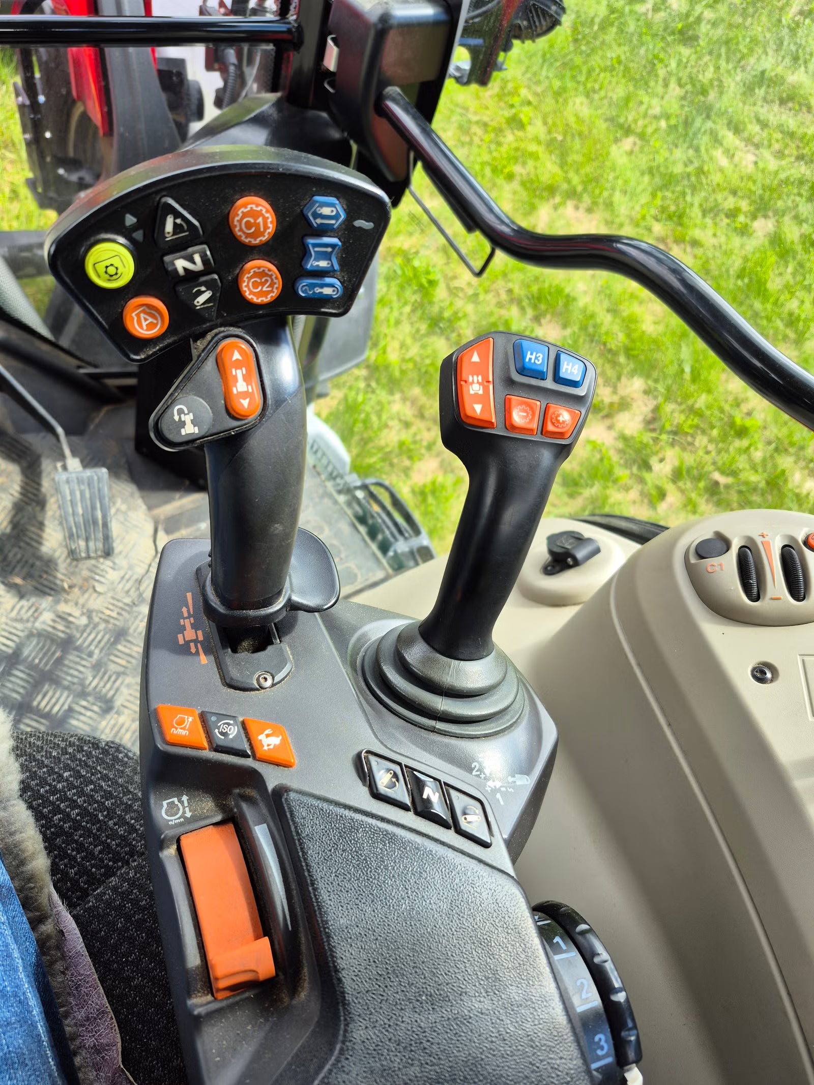 Trator Massey Ferguson 5713S 2018