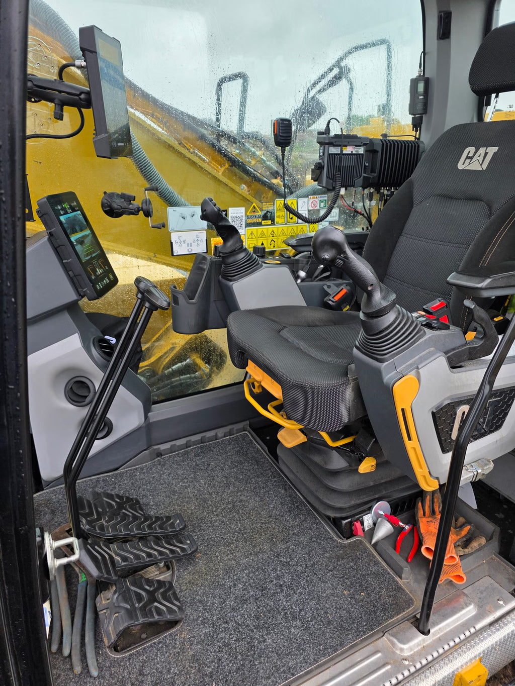 Pelle Cat 330 NG + Radiocommande