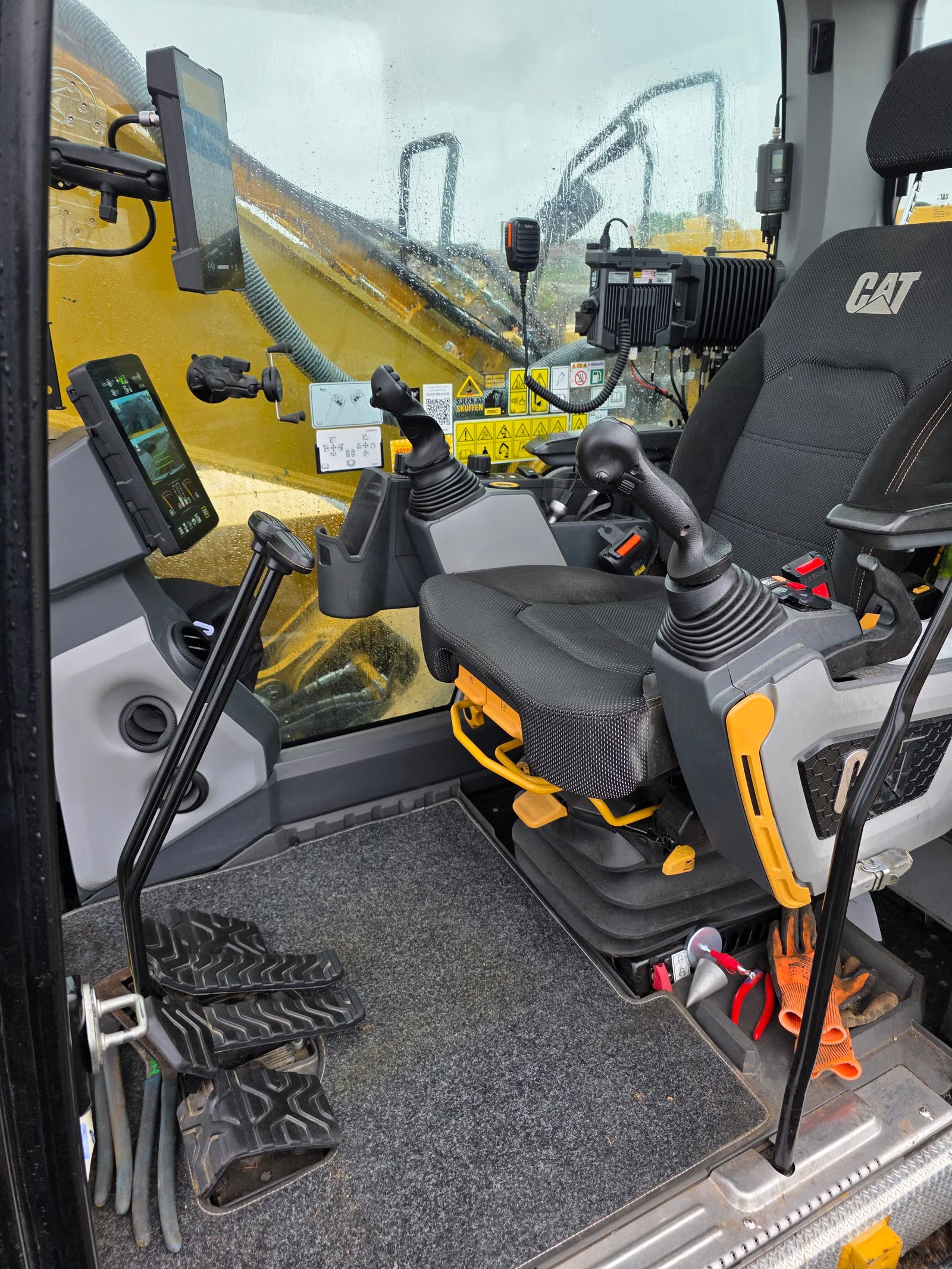 Pelle Cat 330 NG + Radiocommande
