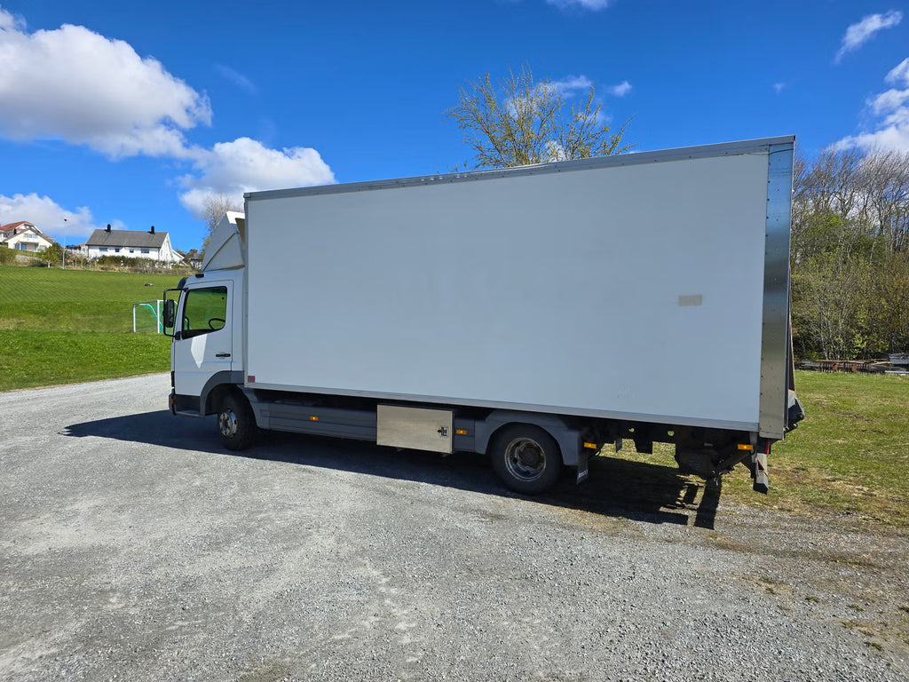 Camion Mercedes-Benz 818