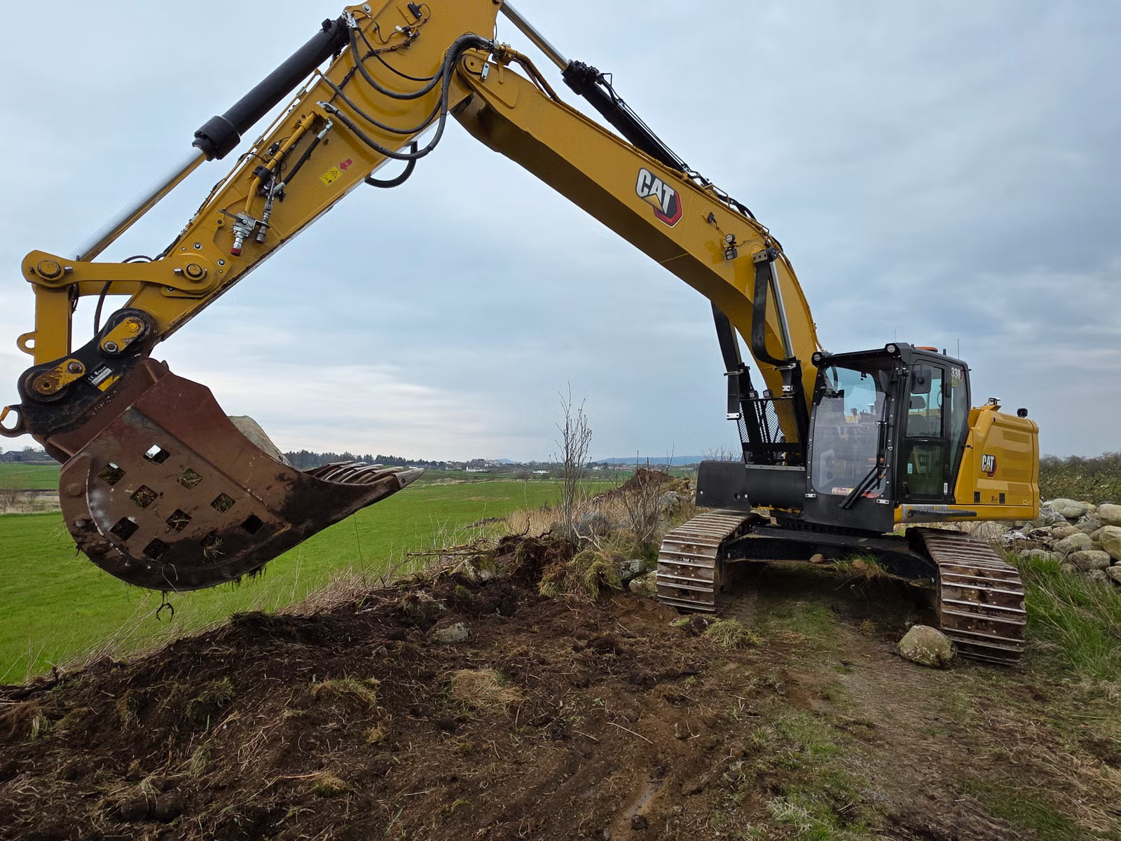 Pelle Cat 330 NG + Radiocommande