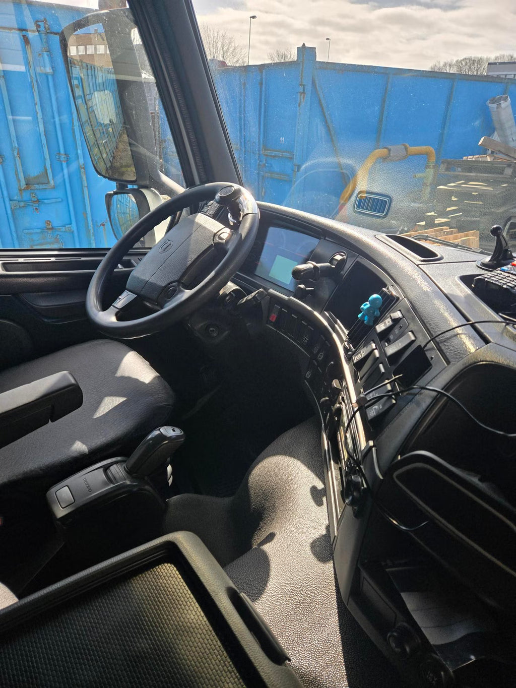 Camion Volvo FM330 4x2 - Ouverture latérale complète