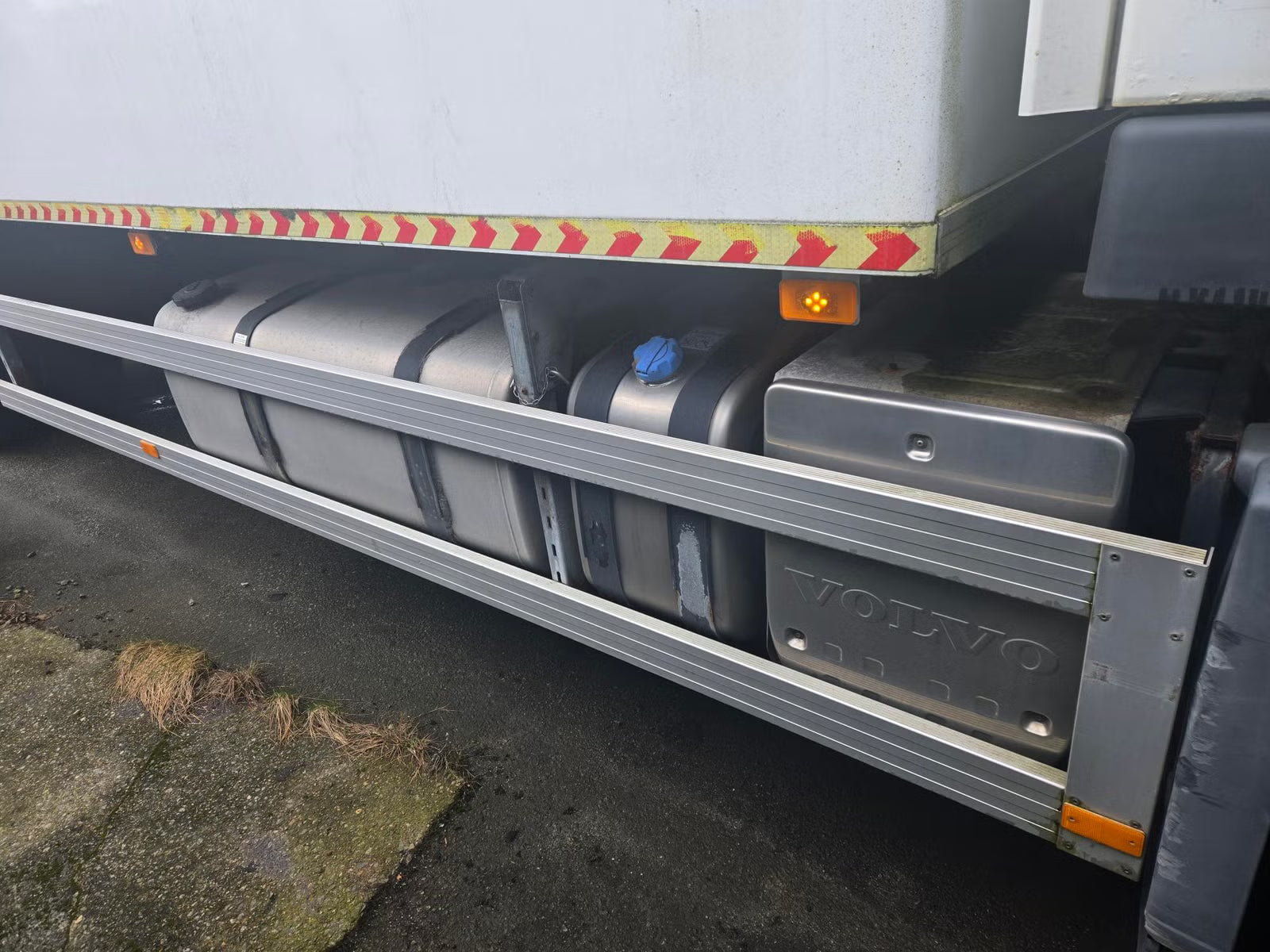 Camion Volvo FM330 4x2 - Ouverture latérale complète